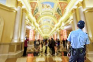 Guardia de seguridad en el casino