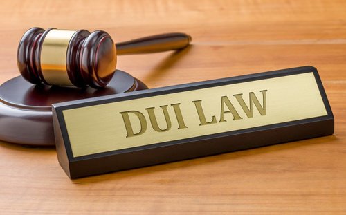 Gavel with a placard that says "DUI Law"