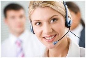 Recepcionista con auriculares puestos