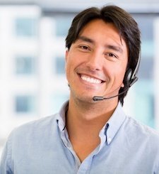 receptionista sonriendo con auriculares puestos