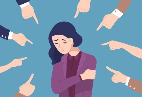8 personas señalando con el dedo a una mujer angustiada: la divulgación pública de hechos privados es una tortura por la cual una víctima puede presentar una demanda en California
