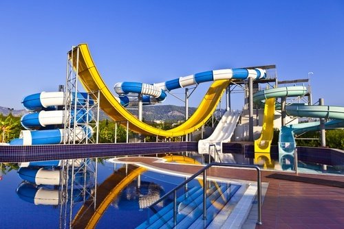 Parque acuático contra el cielo azul