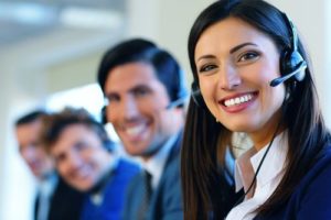 Grupo de recepcionistas de una firma de abogados con auriculares