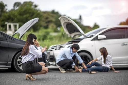 dos coches y tres personas después de un accidente de coche