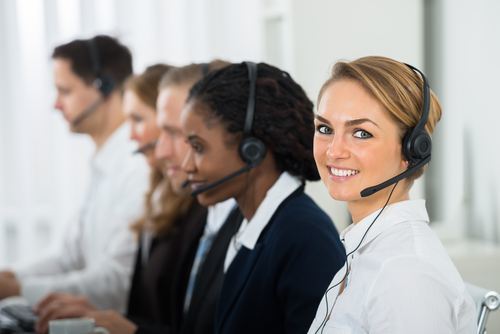 recepcionistas tomando llamadas telefónicas de clientes