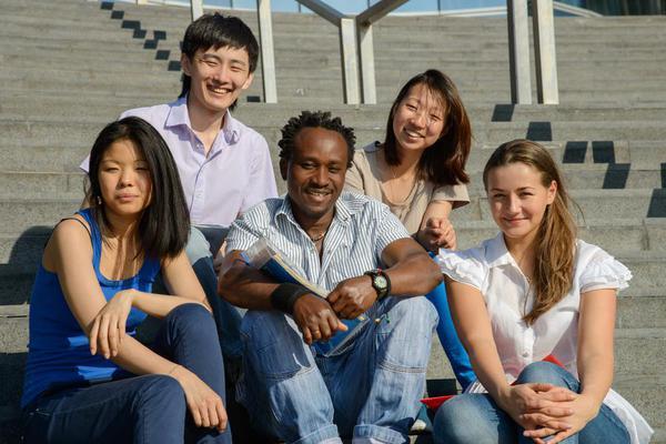 Estudiantes multiculturales pasos
