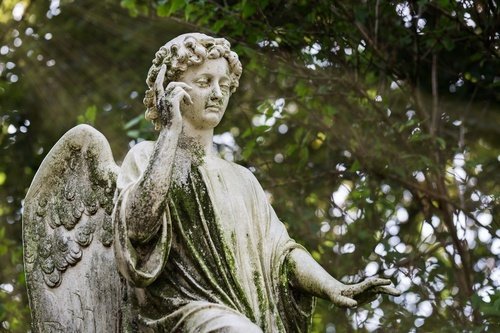 Estatuto en un cementerio