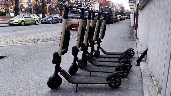 Fila de patinetes eléctricos - las personas lesionadas en o por un patinete Bird pueden presentar una demanda para reclamar daños