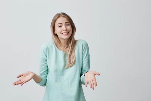mujer extendiendo sus manos como si sugiriera que no estaba al tanto de algo
