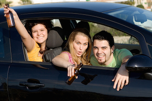 Adolescentes bebiendo y divirtiéndose en un automóvil