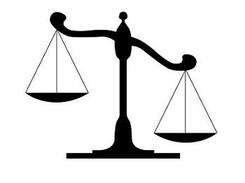 Balanza desequilibrada de la justicia
