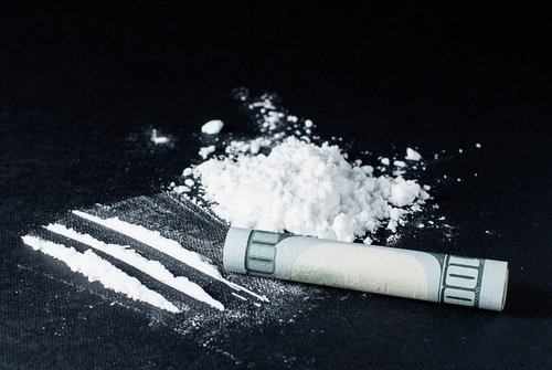 líneas de cocaína y billete de $100