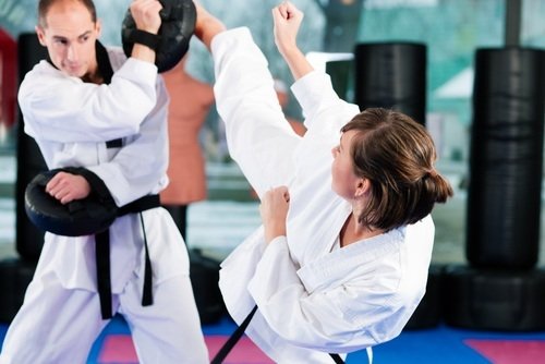 hombre y mujer en clase de artes marciales