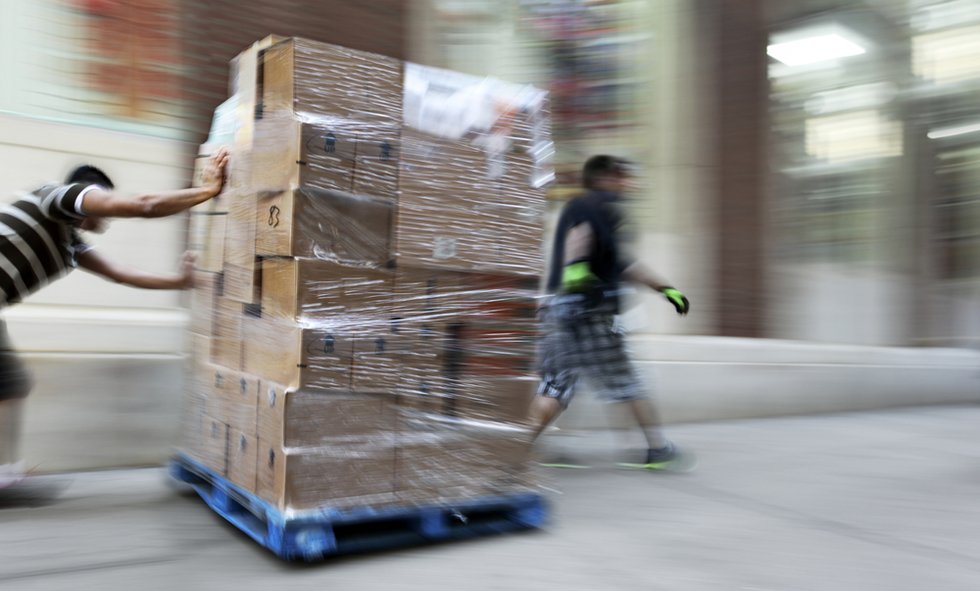 Hombre robando cajas de mercancías de un almacén como ejemplo de conversión en California
