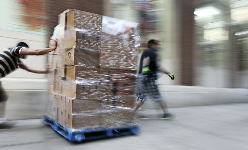 Hombre robando cajas de mercancía de un almacén como ejemplo de conversión en California