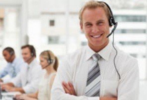 recepcionista sonriendo con auricular puesto