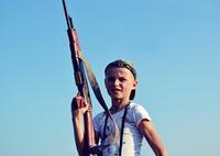 Niño con rifle optimizado