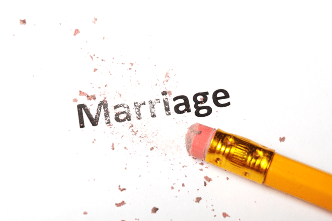 una goma borrando la palabra matrimonio (anulación)