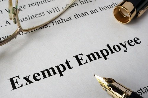 papel que dice 'empleado exento'