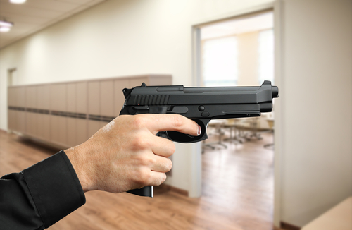 mano sosteniendo y apuntando una pistola
