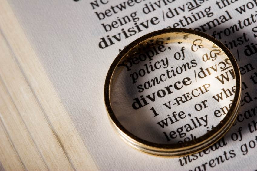 diccionario y anillo de boda