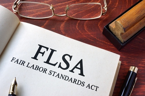 Libro con página que dice FLSA - Ley de Normas de Trabajo Justas