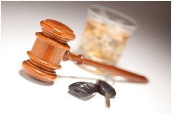 Llaves de coche y un martillo de juez representando cargos por DUI