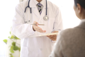 Doctor en bata blanca hablando con paciente