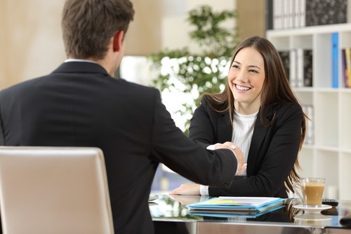 Mujer sentada en una entrevista de trabajo