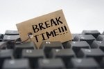 teclado de computadora con nota 'tiempo de descanso' incrustada entre las teclas