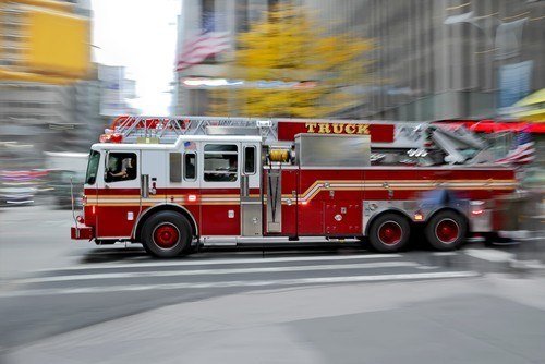 camión de bomberos en movimiento