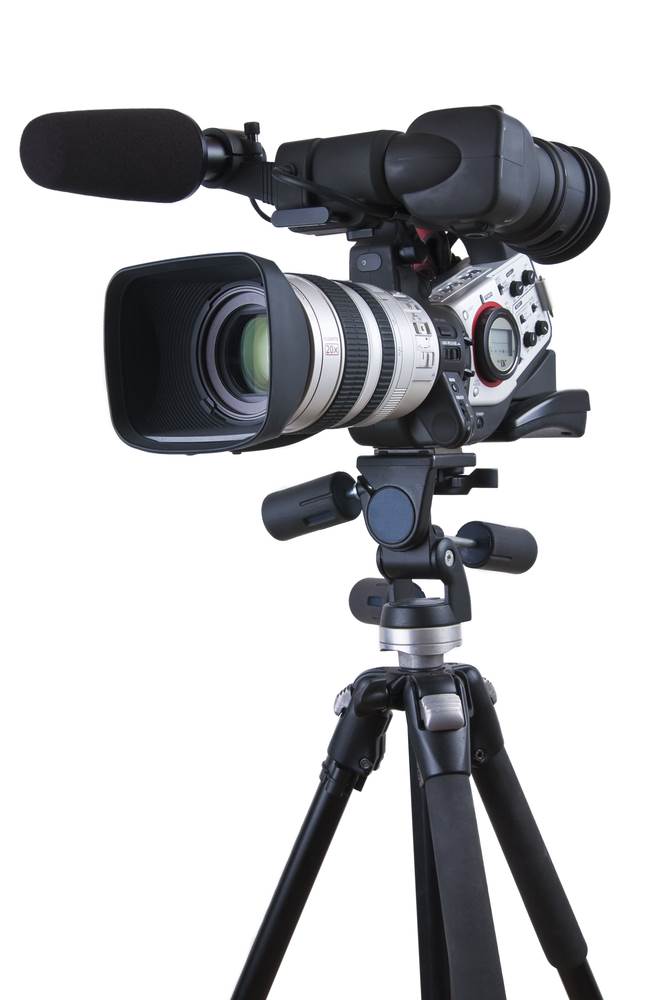 cámara de video en trípode