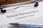 papel en un clip que dice 'formulario de queja por acoso sexual'