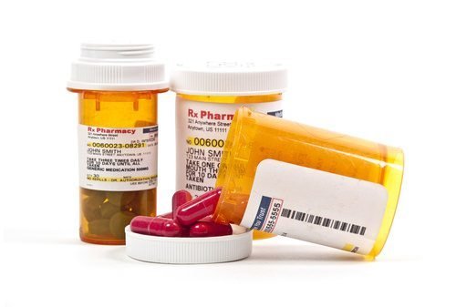 tres botellas de medicamentos con receta - el Código de Salud y Seguridad de California 11154 (a) hace que sea un delito prescribir drogas sin tratar al paciente