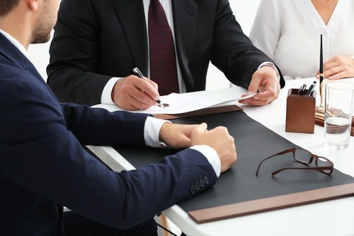 abogado y cliente teniendo una reunión