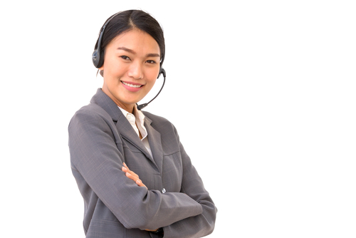 recepcionista sonriendo con auriculares puestos