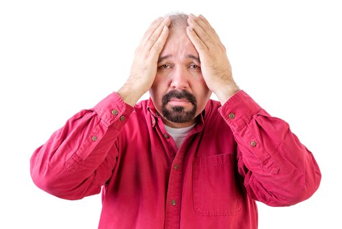 hombre de mediana edad desconsolado con camisa roja