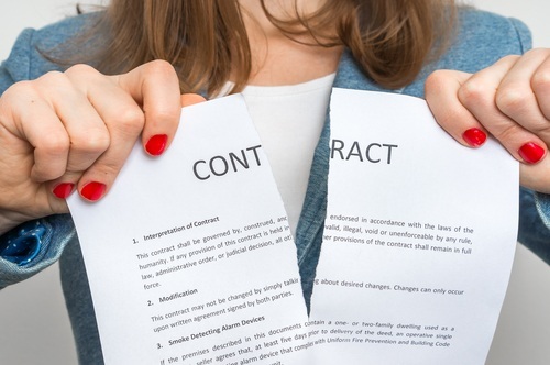 Mujer rompiendo un contrato