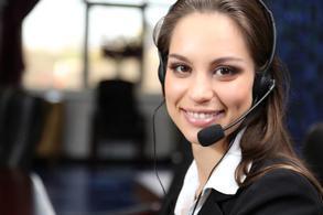 recepcionista sonriendo con auriculares puestos