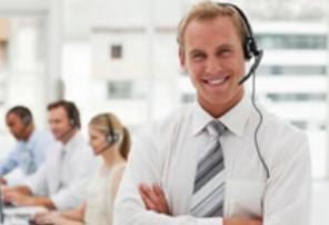 recepcionista sonriendo con auriculares puestos