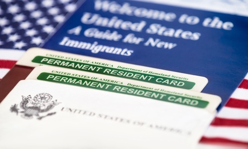 Folleto de bienvenida de los EE. UU. y tarjeta de residente permanente