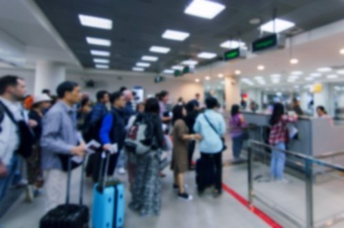 viajeros esperando en el control de inmigración del aeropuerto