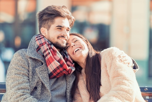 feliz pareja de hombre y mujer abrazándose