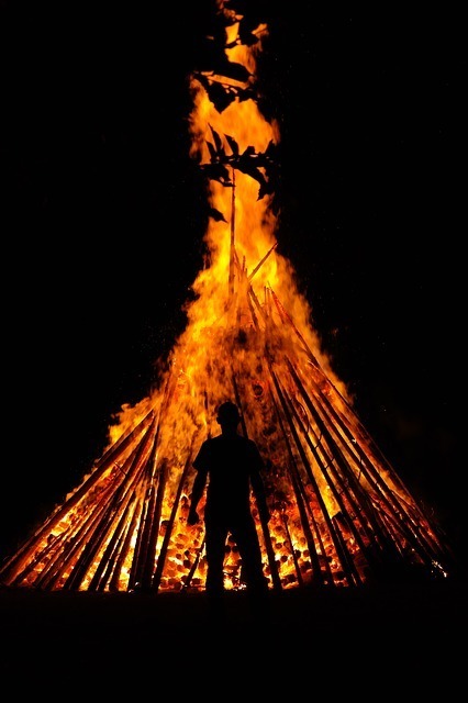 estructura de madera en llamas por la noche