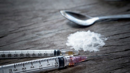 polvo de heroína jeringa cuchara - la heroína es ilegal bajo la ley de California
