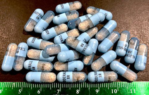 ¿Es la posesión ilegal de Adderall un delito grave en California?