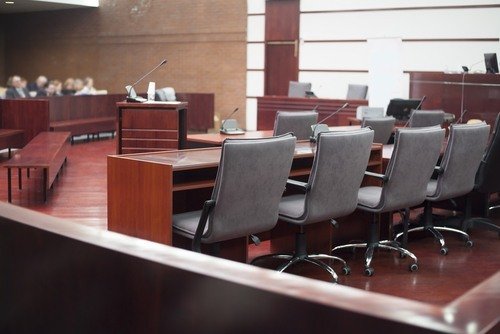 Sala de tribunal con sillas vacías