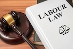 libro con el título "ley laboral" y mazo de juez
