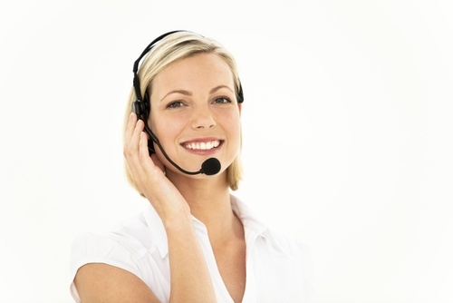Recepcionista sonriente con auriculares
