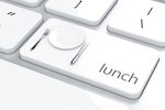 una tecla de computadora que dice almuerzo